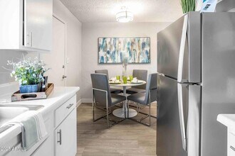 2627 N 45th Ave in Phoenix, AZ - Foto de edificio - Building Photo