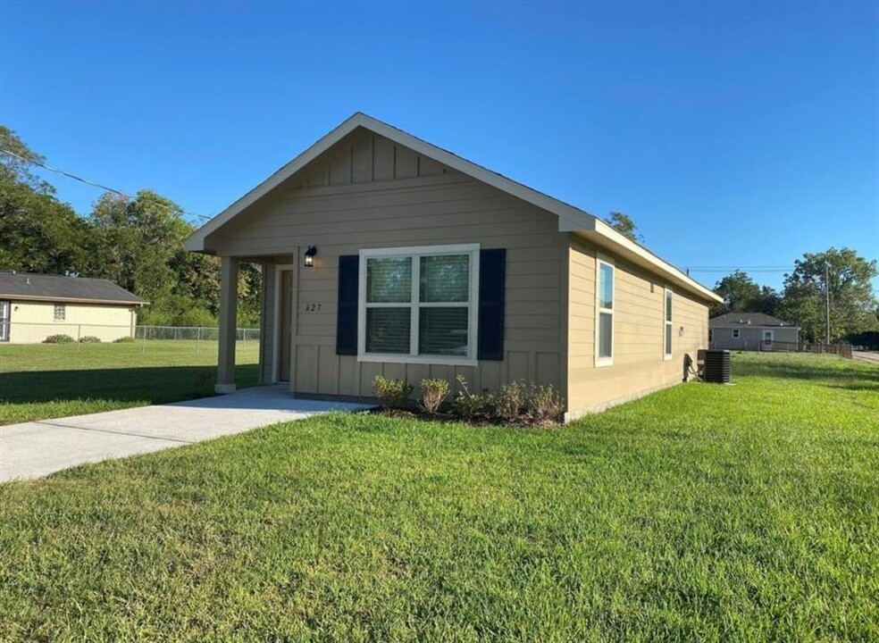 627 W Live Oak St in Angleton, TX - Building Photo