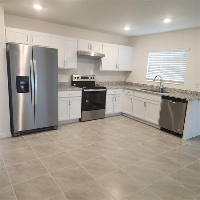 37410 MacKenzie Dr in Zephyrhills, FL - Building Photo - Building Photo