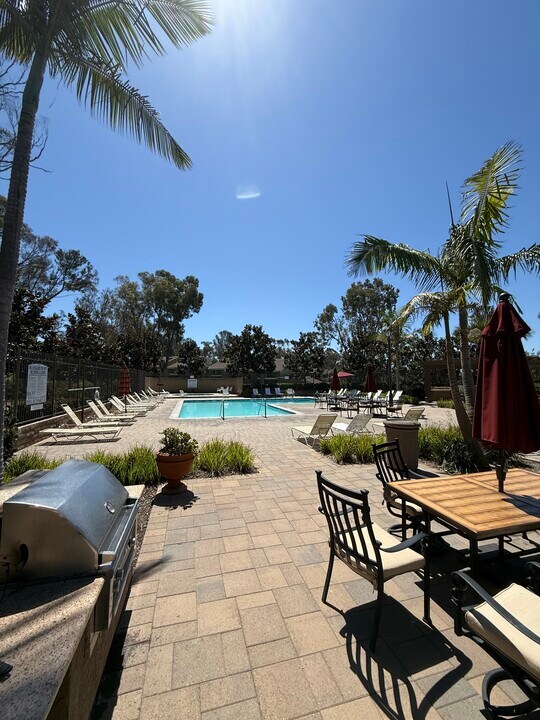 6 Moonrise Ct in Newport Beach, CA - Foto de edificio