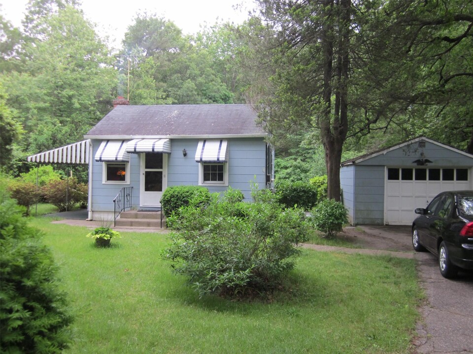 26 Daly Rd in East Northport, NY - Building Photo