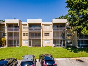 Spring Crest Condominium in Sunrise, FL - Building Photo - Building Photo