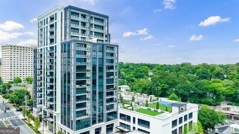 2425 Peachtree Rd NE in Atlanta, GA - Building Photo