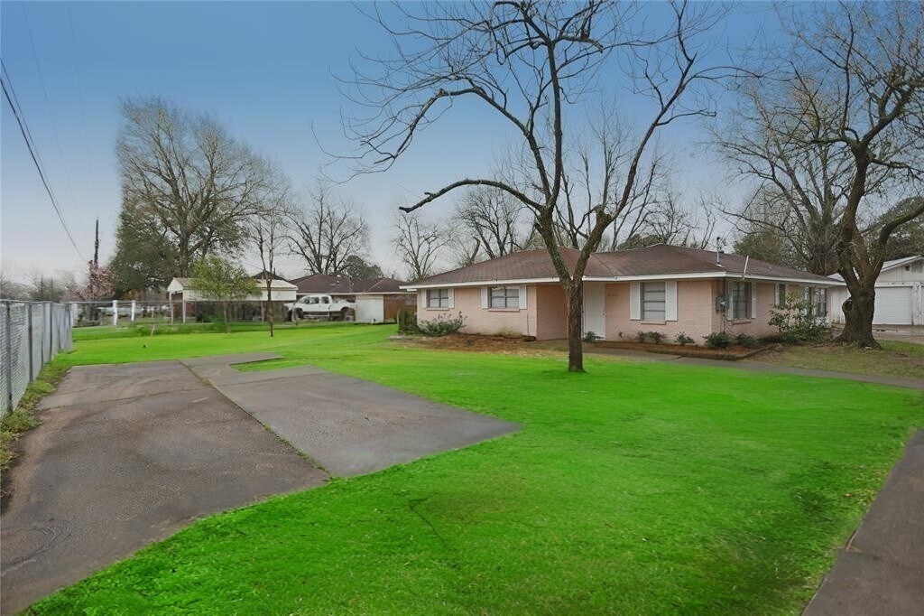 903 Mabry St in Baytown, TX - Building Photo