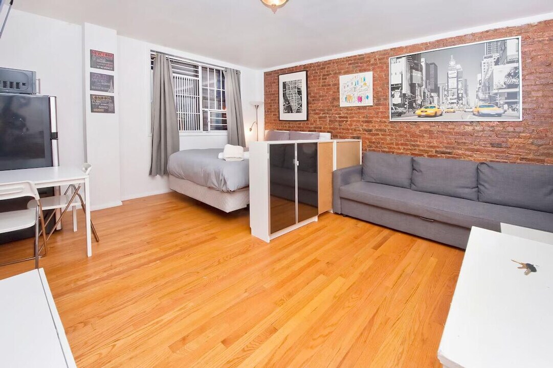 339 E 95th St in New York, NY - Building Photo