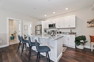 734 South St in Boston, MA - Foto de edificio - Building Photo