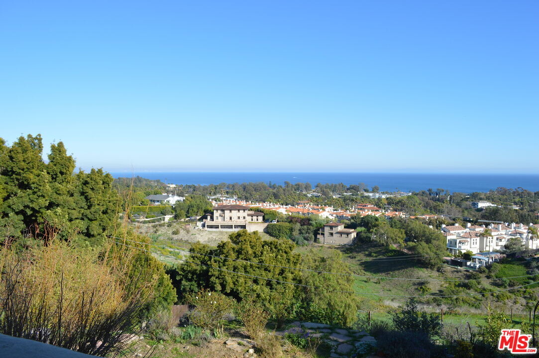 28811 Pacific Coast Hwy in Malibu, CA - Building Photo