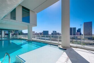 4521 San Felipe St in Houston, TX - Foto de edificio - Building Photo