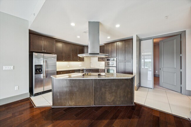 9870 Gaylord Dr in Houston, TX - Building Photo - Building Photo