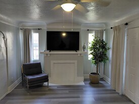 2627 Buckingham Rd, Unit 2bd 1 ba 1,100 sq ft unit in Los Angeles, CA - Building Photo