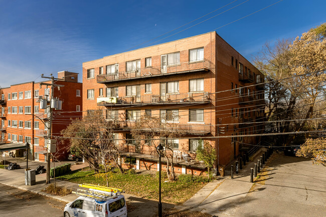 5055 De La Côte-Saint-Luc Ch in Montréal, QC - Building Photo - Building Photo