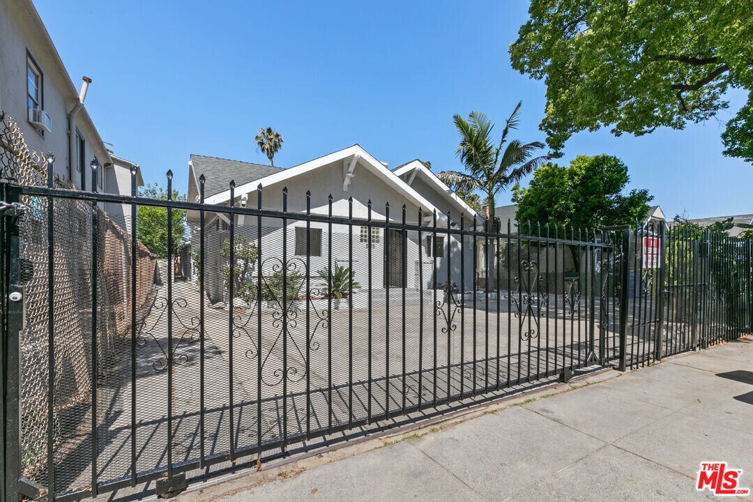 3915 S Budlong Ave in Los Angeles, CA - Building Photo