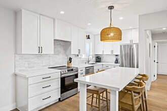 15 15th St, Unit 19 in Hermosa Beach, CA - Building Photo - Building Photo