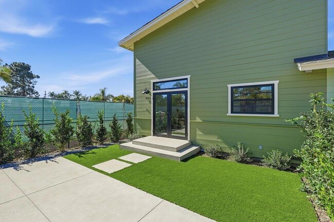 1065 Buena Vista Way in Carlsbad, CA - Foto de edificio - Building Photo