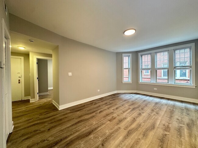 434 W Aldine Ave, Unit J05P in Chicago, IL - Building Photo - Building Photo