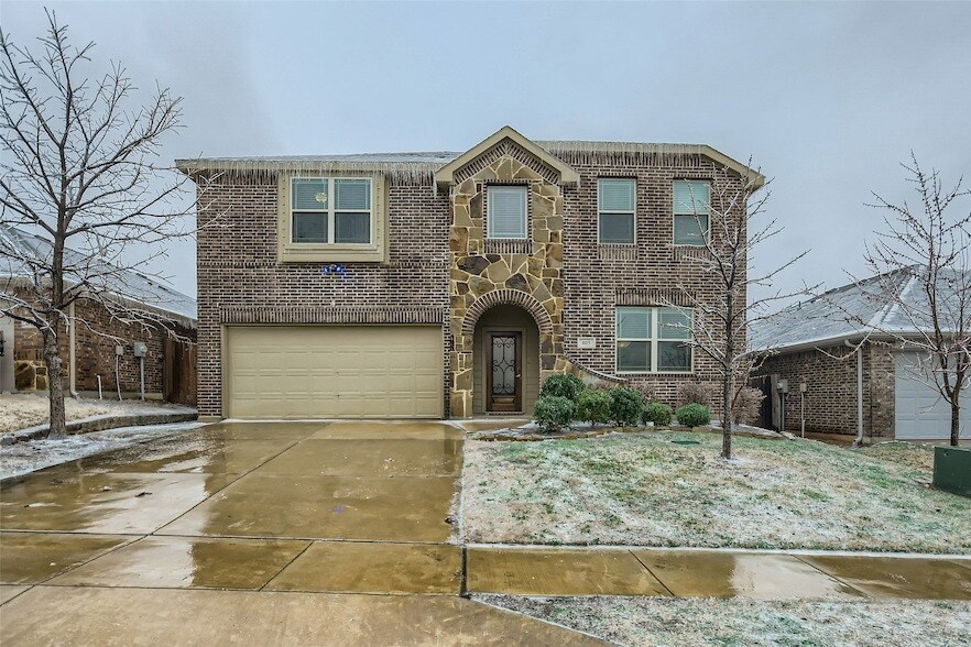 805 Woodmark Dr in Crowley, TX - Building Photo