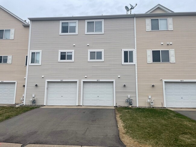 9073 Scarlet Globe Dr in Eden Prairie, MN - Building Photo - Building Photo