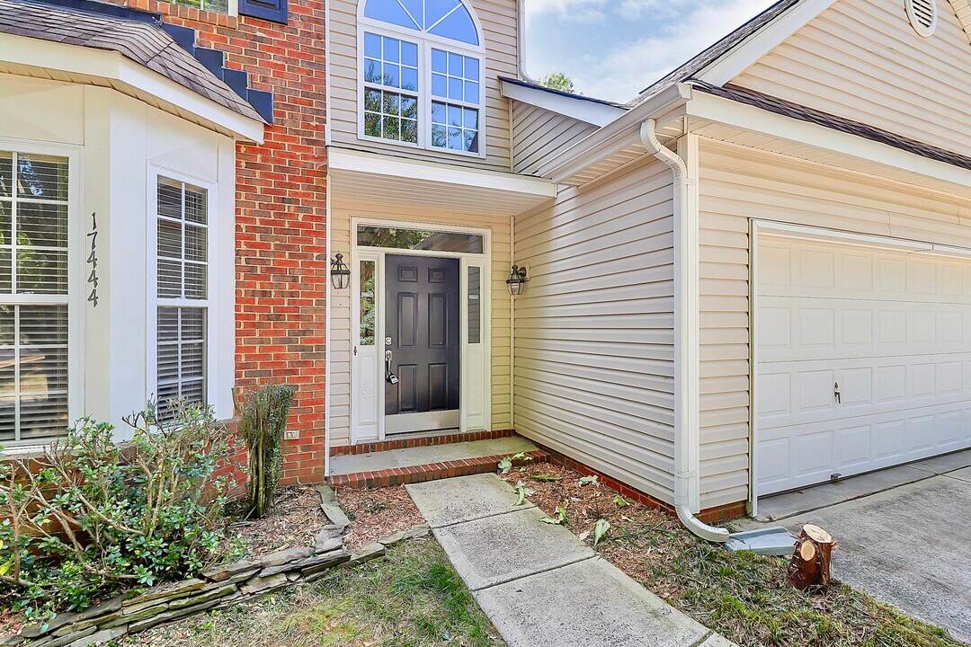 17444 Baldwin Hall Dr in Charlotte, NC - Foto de edificio