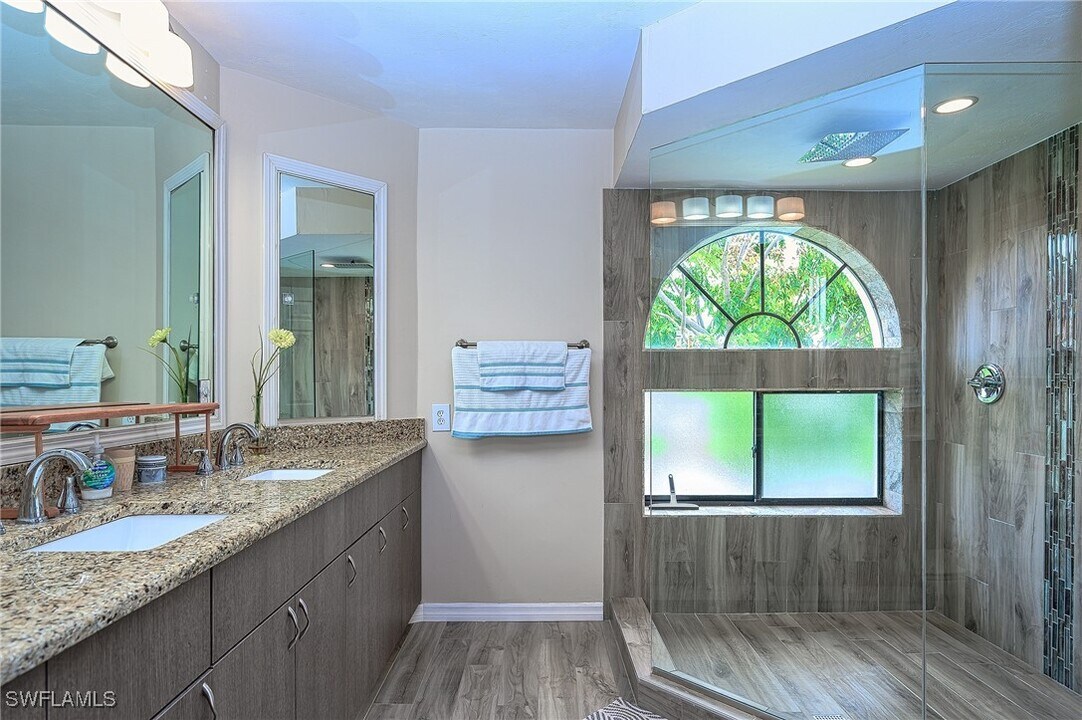 559 Beachwalk Cir in Naples, FL - Building Photo