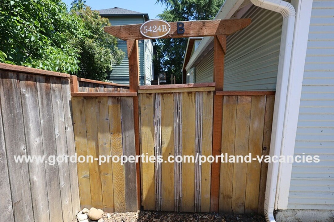 5424 SE 88th Ave in Portland, OR - Building Photo
