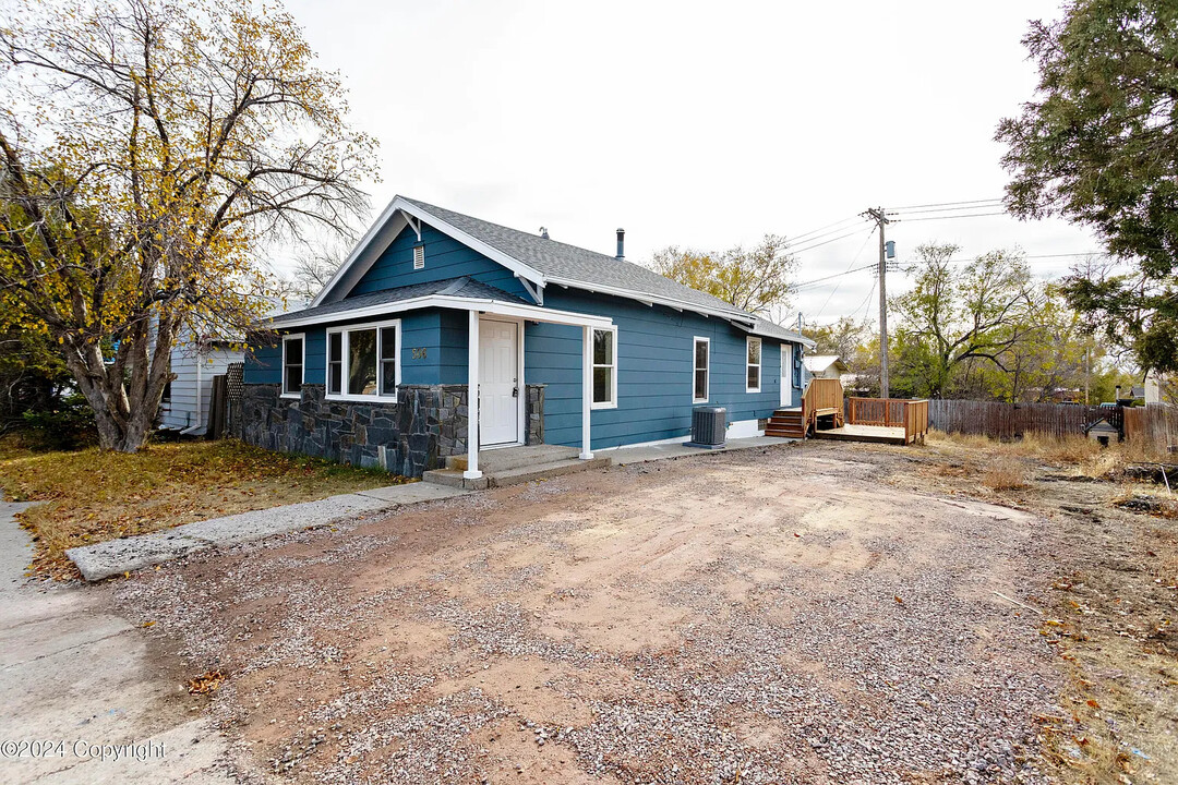 506 Pine St in Newcastle, WY - Building Photo