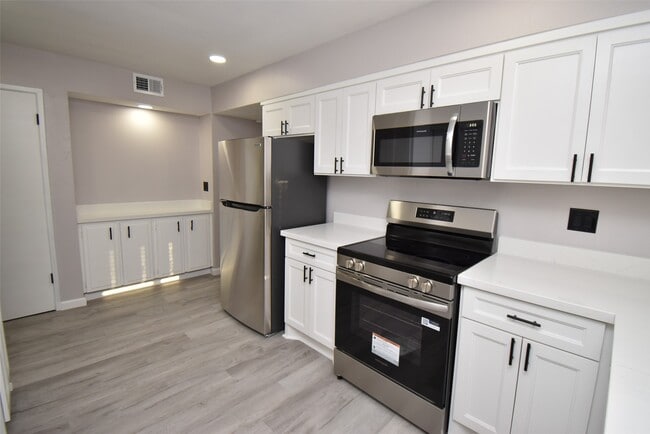 16587 El Camino Real