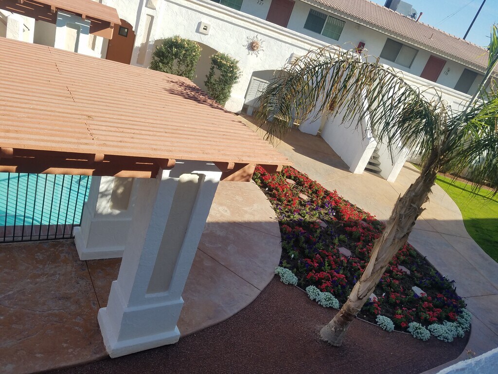 Desert Oasis Apartments in El Centro, CA