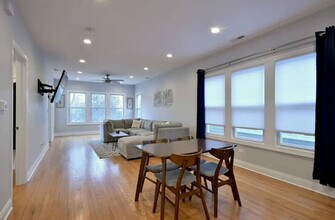 5713 W Ainslie St in Chicago, IL - Building Photo - Building Photo