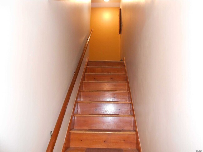 2 Bushwick St in Melville, NY - Building Photo - Building Photo