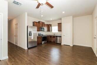 402 Highwood Ln in East Point, GA - Building Photo - Building Photo
