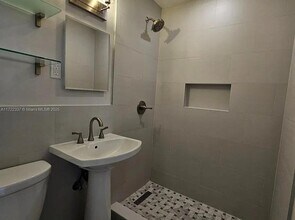 804 NE 17th Terrace-Unit -1 in Fort Lauderdale, FL - Building Photo - Building Photo