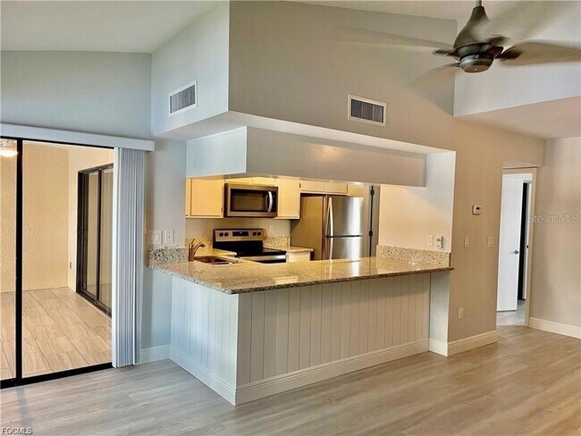 5650 Trailwinds Dr, Unit 122 in Ft. Myers, FL - Building Photo - Building Photo