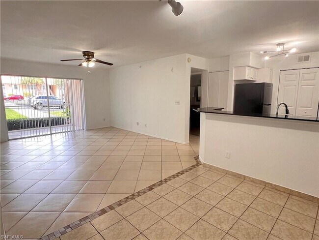 8235 Ibis Club Dr, Unit 302 in Naples, FL - Foto de edificio - Building Photo