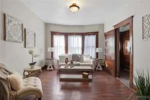 10 Russell St, Unit Apt 1 in Buffalo, NY - Building Photo