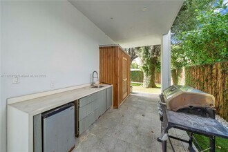 5720 SW 24th St in Miami, FL - Building Photo - Building Photo