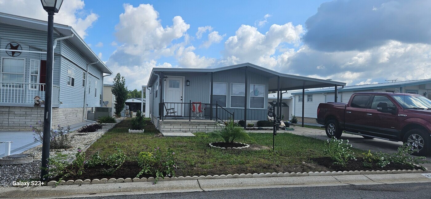 35101 Condominium Blvd in Zephyrhills, FL - Foto de edificio