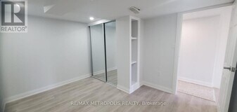 37 Bill Guy Dr in Georgina, ON - Building Photo