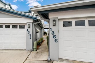 1366 Siesta Bayside Dr in Siesta Key, FL - Foto de edificio - Building Photo