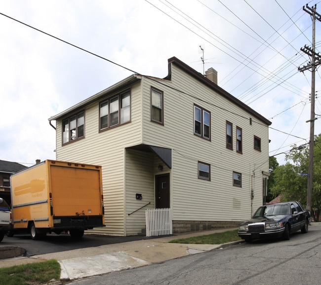 Storefront + 5 Apartments in Cleveland, OH - Building Photo - Building Photo