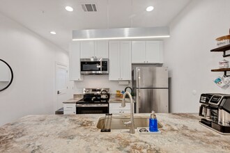 5262 Ella Blvd in Houston, TX - Building Photo - Building Photo