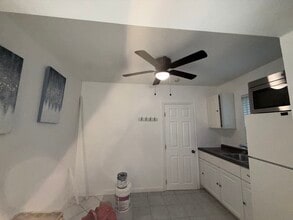 7615 SW 18th St, Unit ECONOMIC 2 bedroo1 bath in Miami, FL - Foto de edificio - Building Photo