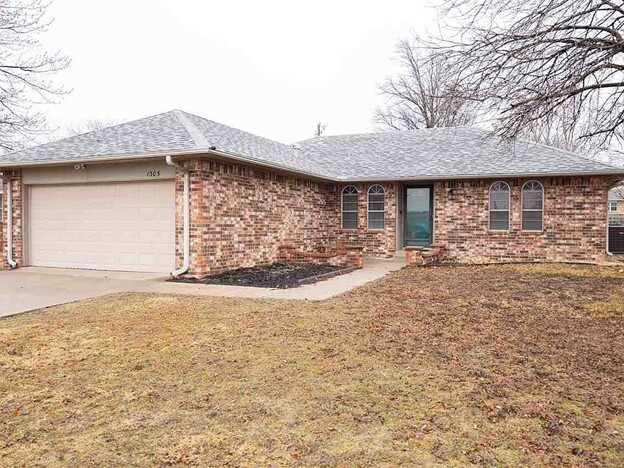 property at 1305 W Chestnut Ave
