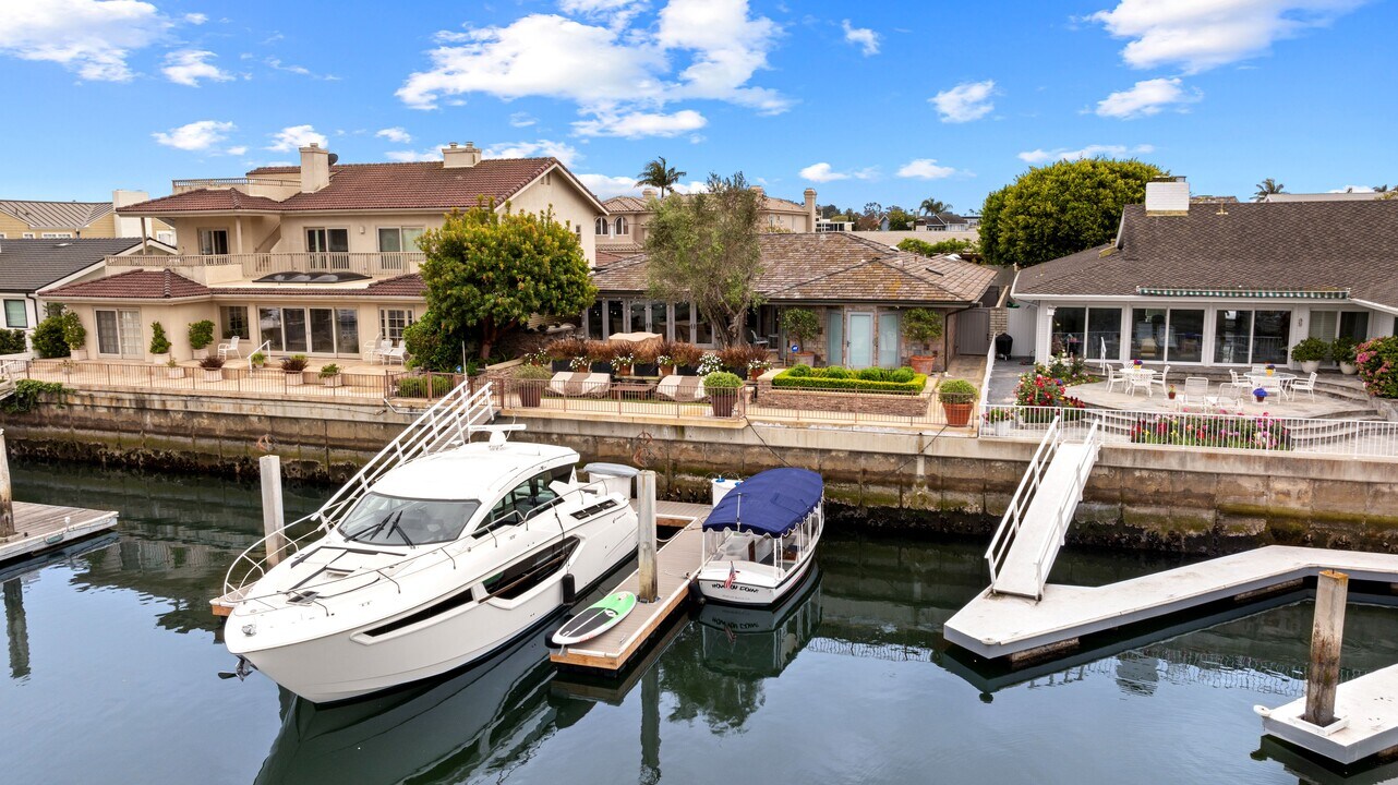 412 Evening Star Ln in Newport Beach, CA - Building Photo
