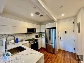 Stunning 1 bedroom with Condo finishes W/D and DW Lare Private Outdoor space close to the N line in Queens, NY - Foto de edificio - Building Photo