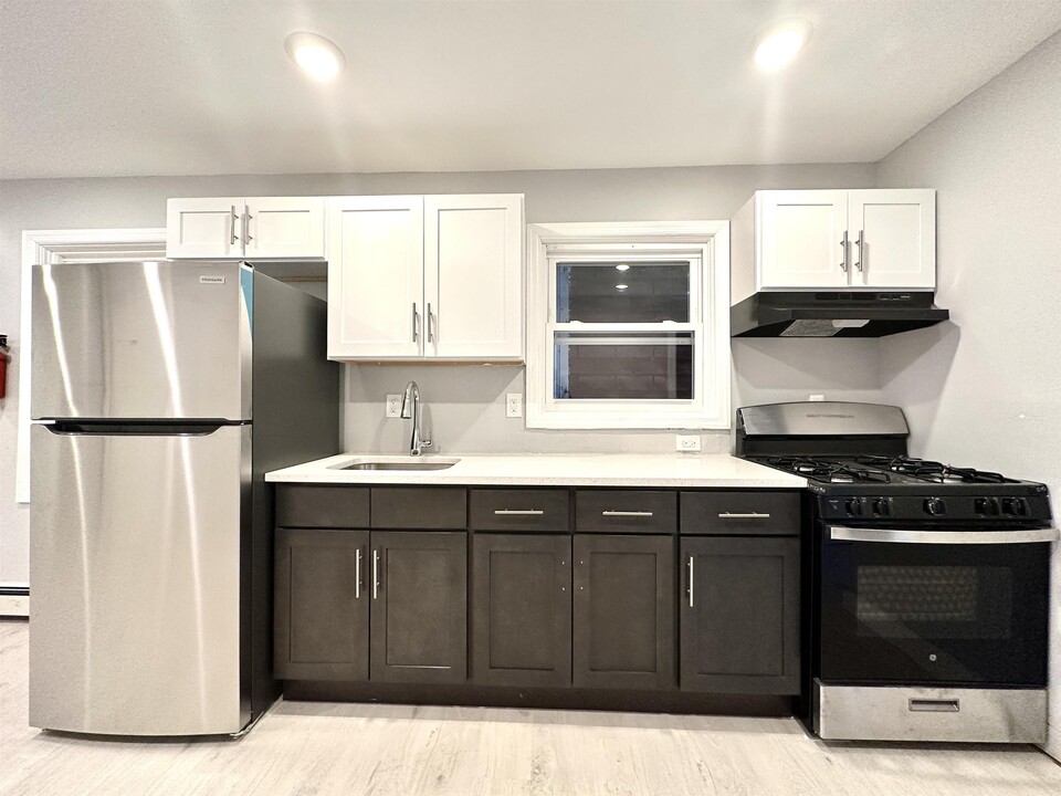 212 Zabriskie St in Jersey City, NJ - Building Photo