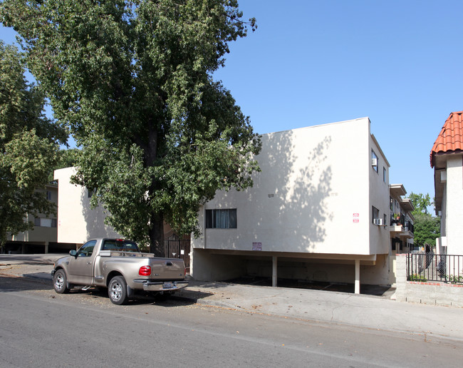 Crossings on Amigo in Reseda, CA - Building Photo - Building Photo