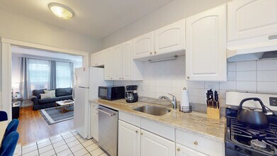 74 Kent St, Unit 3 in Brookline, MA - Foto de edificio - Building Photo