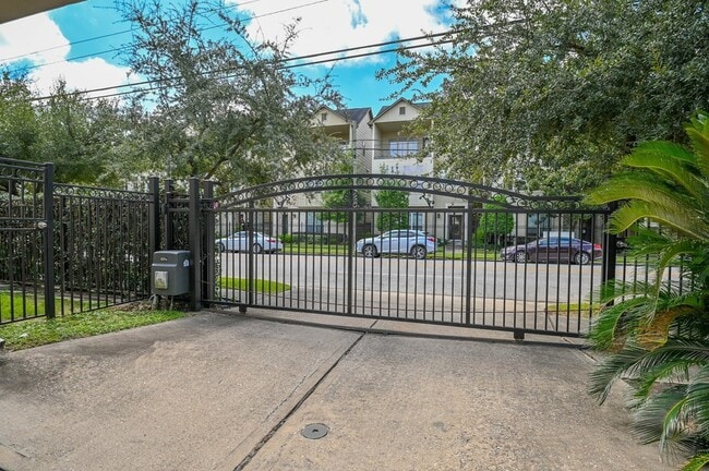 property at 2905 Leeland St