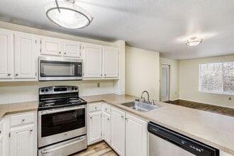 17564 NW Springville Rd in Portland, OR - Foto de edificio - Building Photo