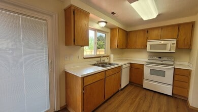 237 Lancaster Ave in Roseburg, OR - Building Photo - Building Photo